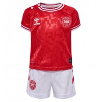 Camisa de Futebol Dinamarca Equipamento Principal Infantil Europeu 2024 Manga Curta (+ Calças curtas)